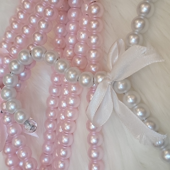 Baby Girl Pink & White Pearl Hangers w/ Bow Accent. Set Of 10 (8 Pink, 2 White) - Picture 3 of 4